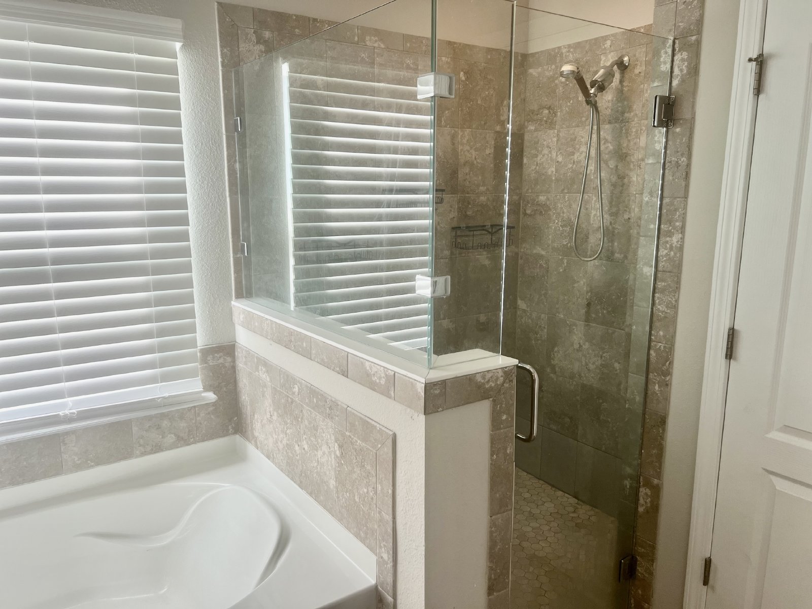 Almost new 4 bedroom home in River Glen property image