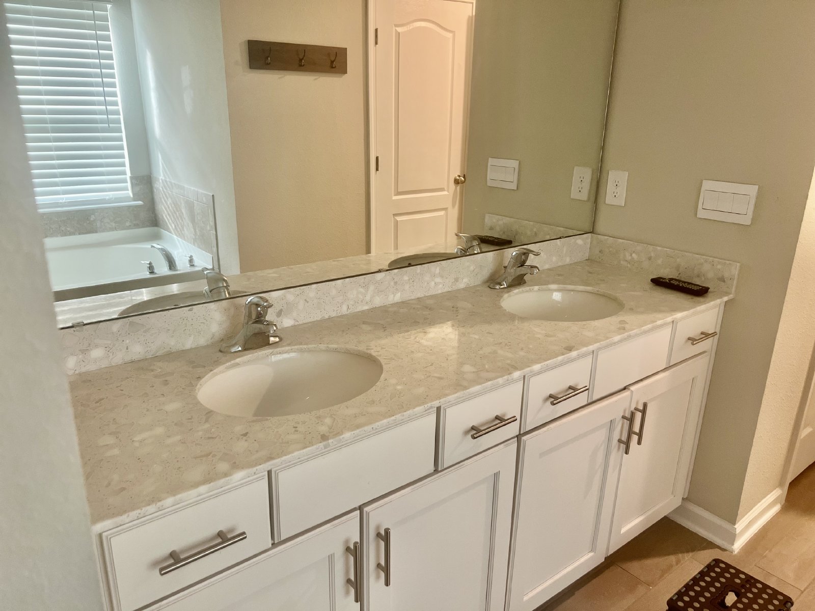 Almost new 4 bedroom home in River Glen property image