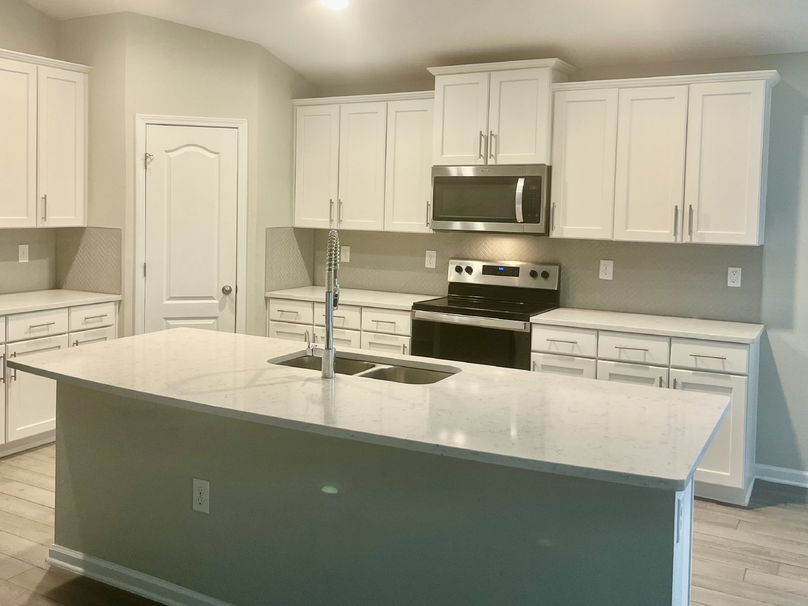 Almost new 4 bedroom home in River Glen property image