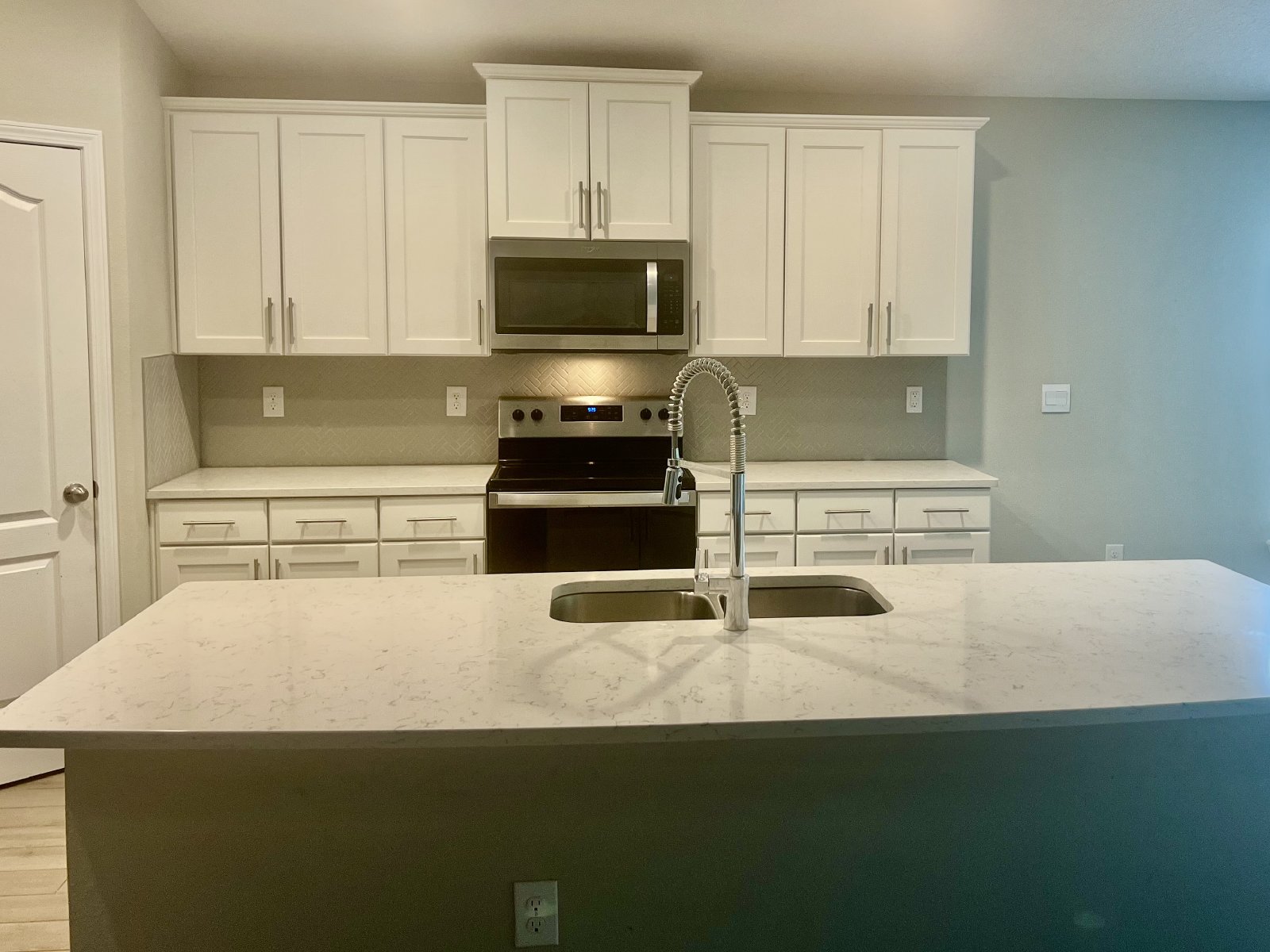 Almost new 4 bedroom home in River Glen property image