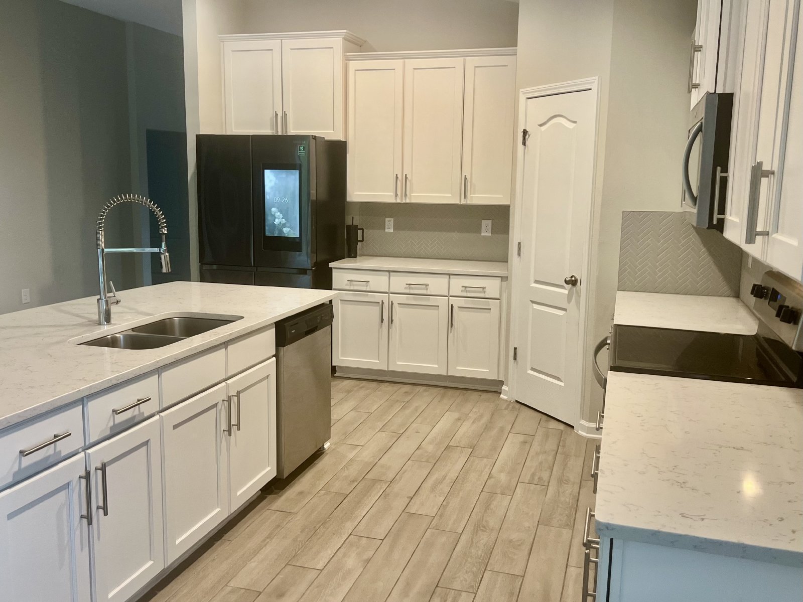 Almost new 4 bedroom home in River Glen property image