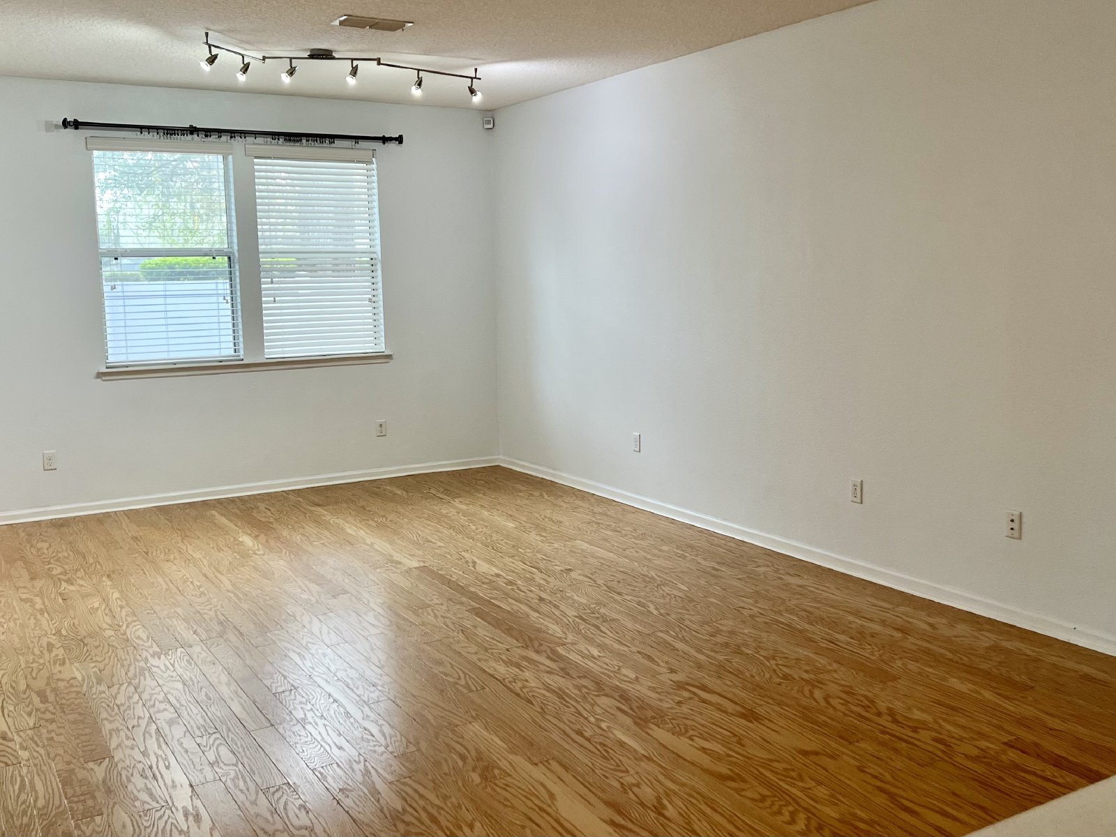 Large townhome in great location property image