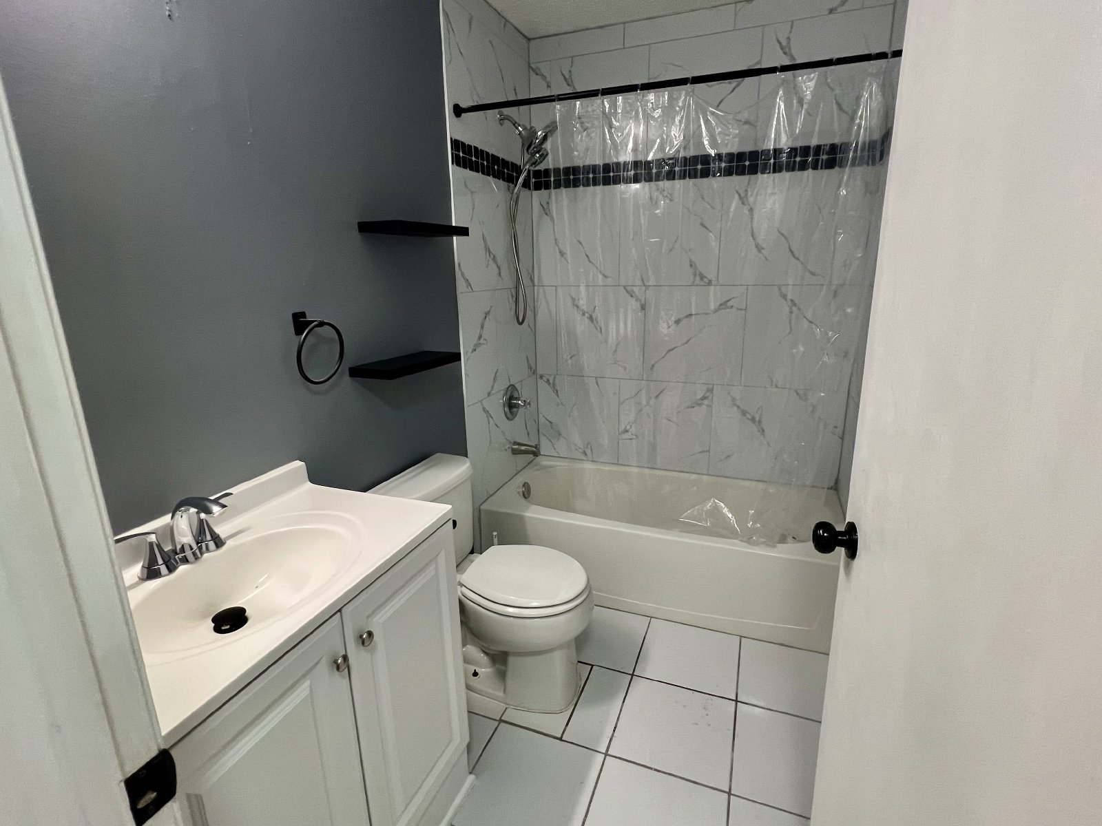 Charming 3 Bed / 2 Bath Home with Open Floor Plan & Fenced Yard! property image