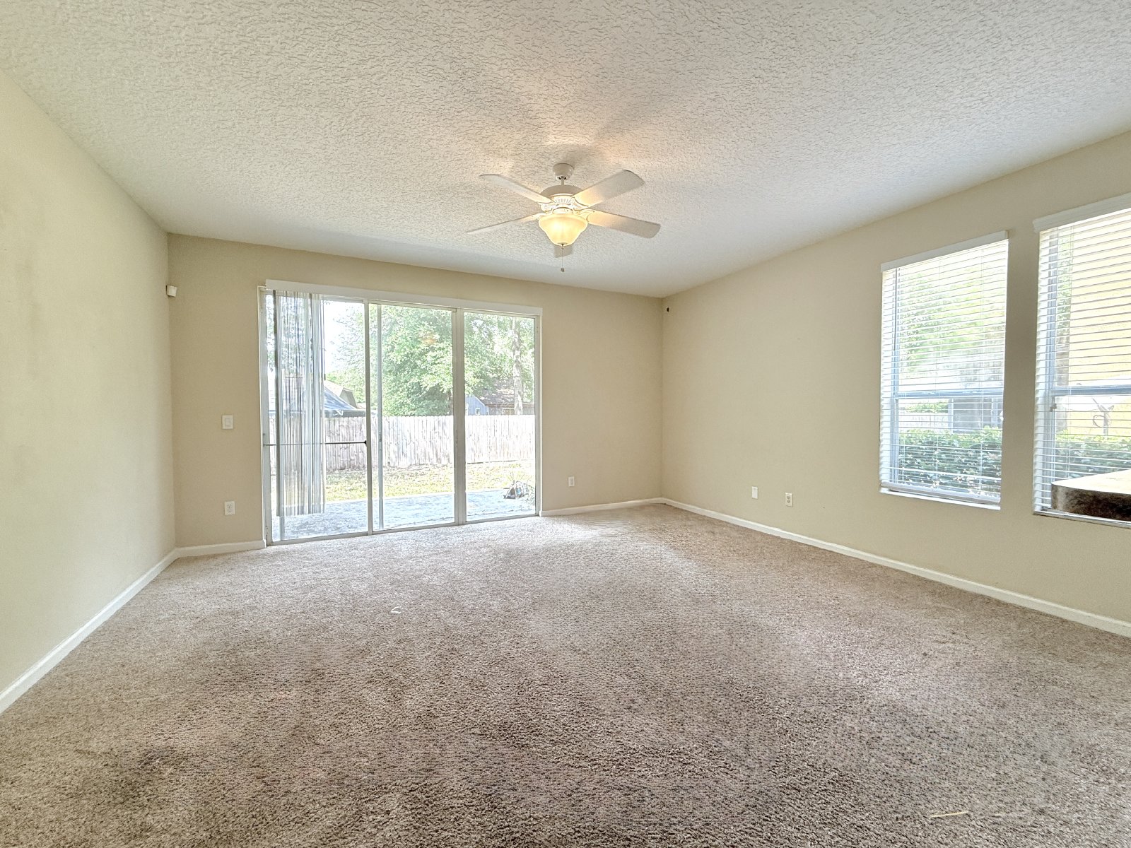 Spacious End-Unit Townhome with Garage in Convenient Arlington Location property image