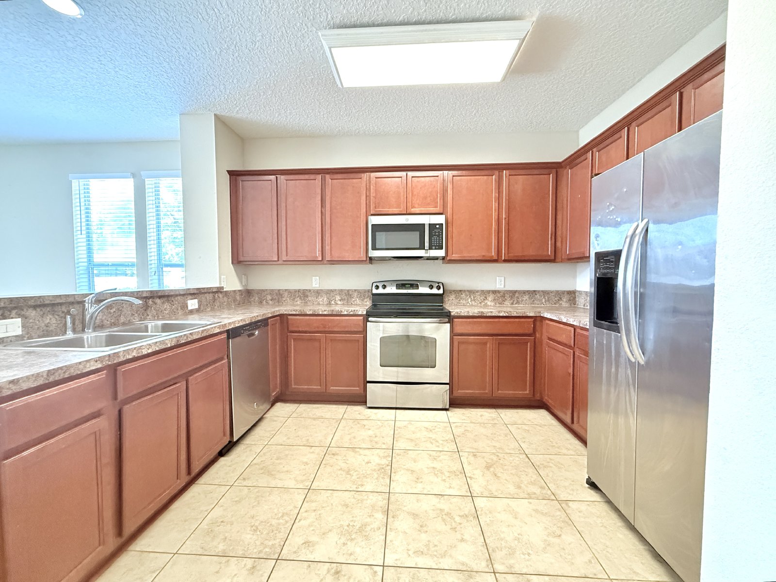 Spacious End-Unit Townhome with Garage in Convenient Arlington Location property image