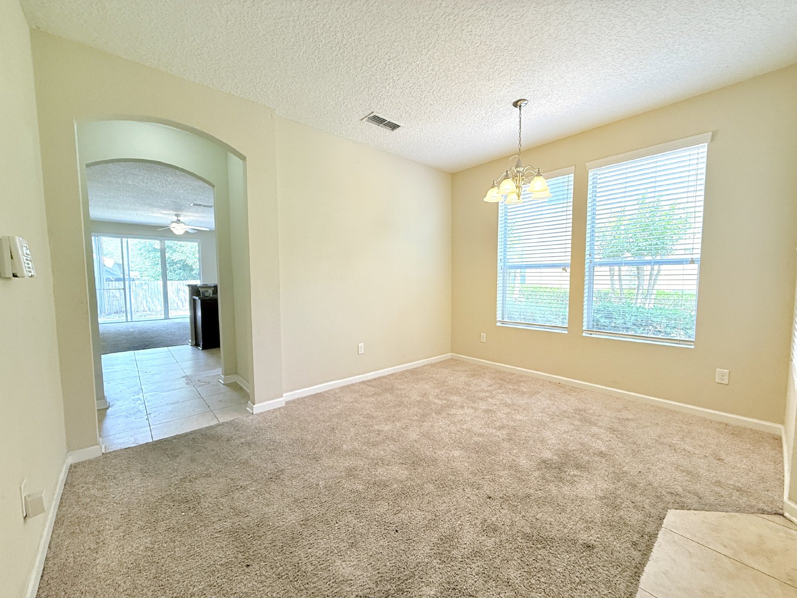 Spacious End-Unit Townhome with Garage in Convenient Arlington Location property image