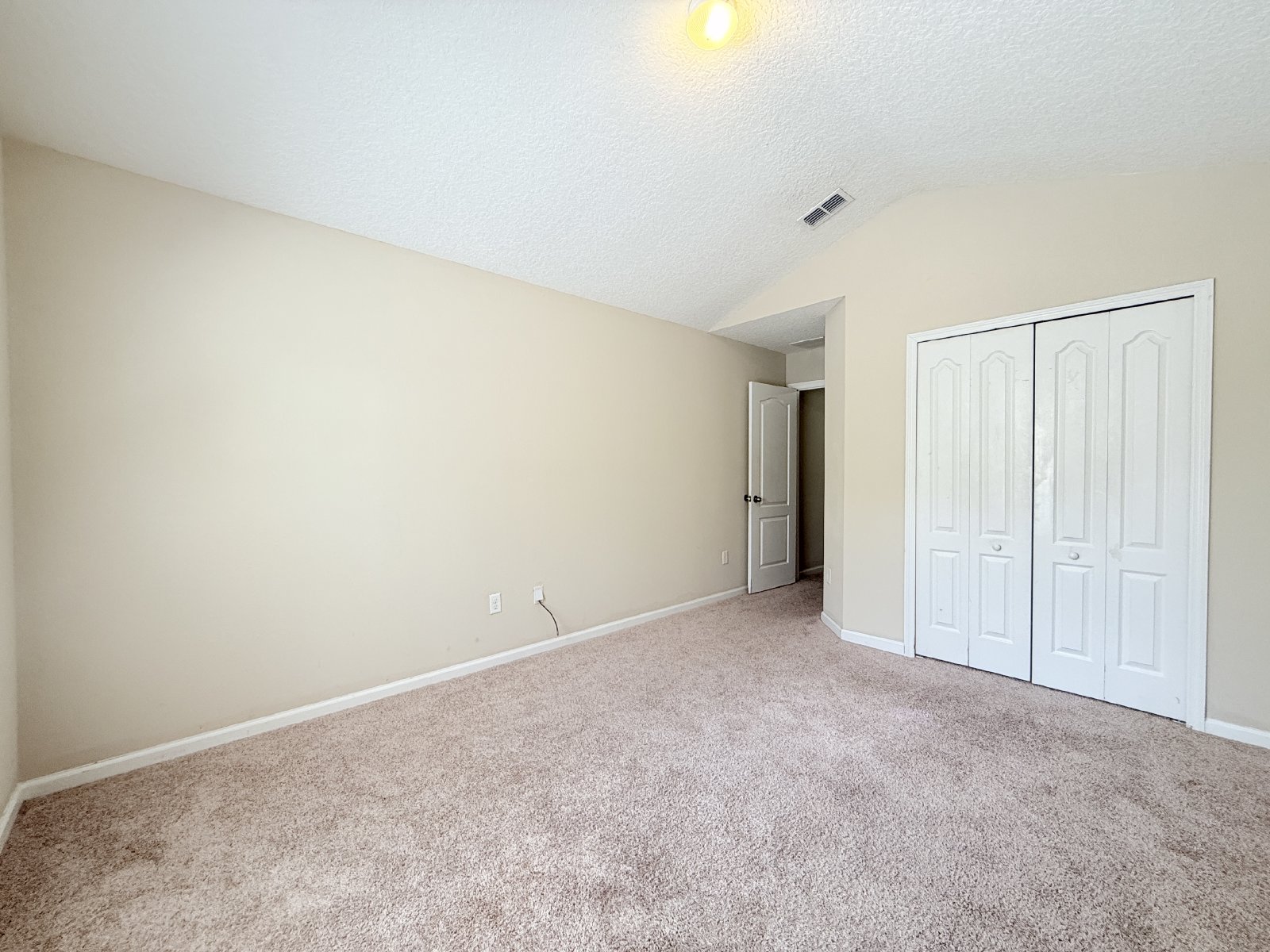 Spacious End-Unit Townhome with Garage in Convenient Arlington Location property image