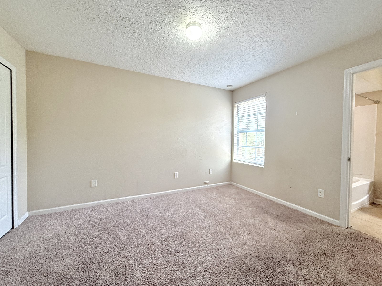Spacious End-Unit Townhome with Garage in Convenient Arlington Location property image
