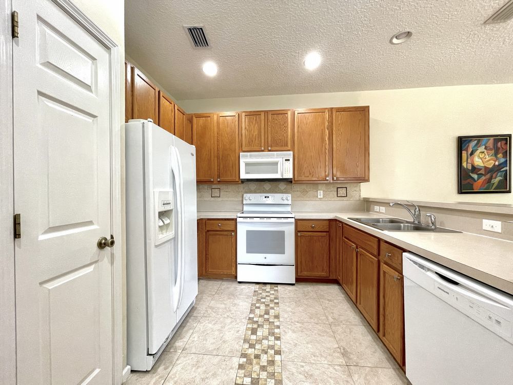 Peaceful and Bright Condo with Garage property image