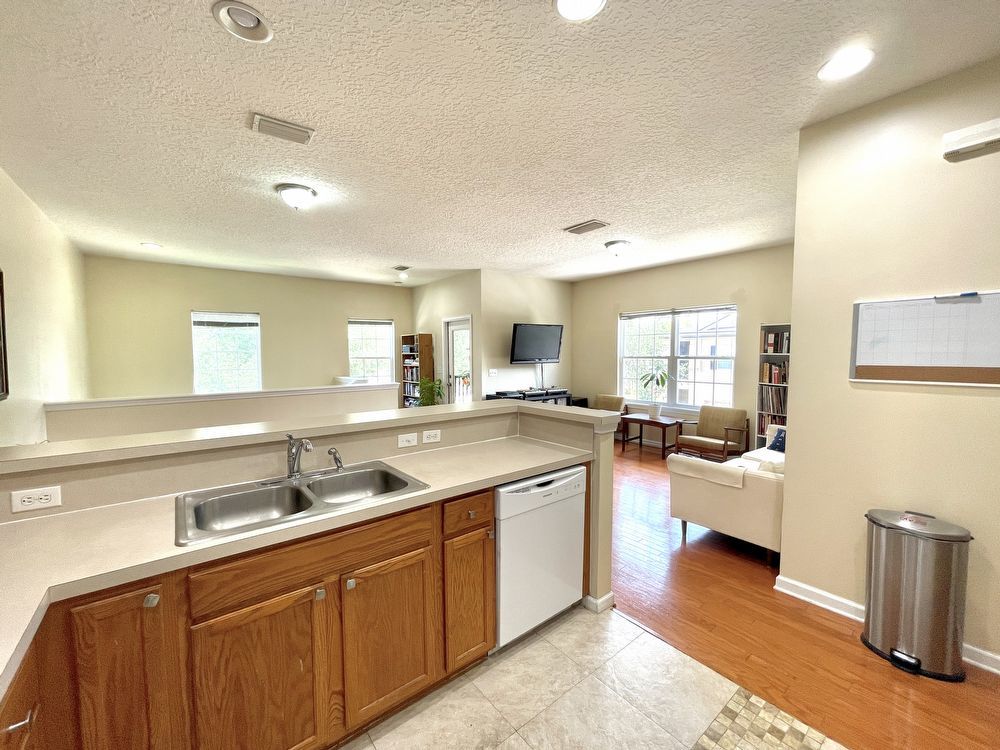Peaceful and Bright Condo with Garage property image