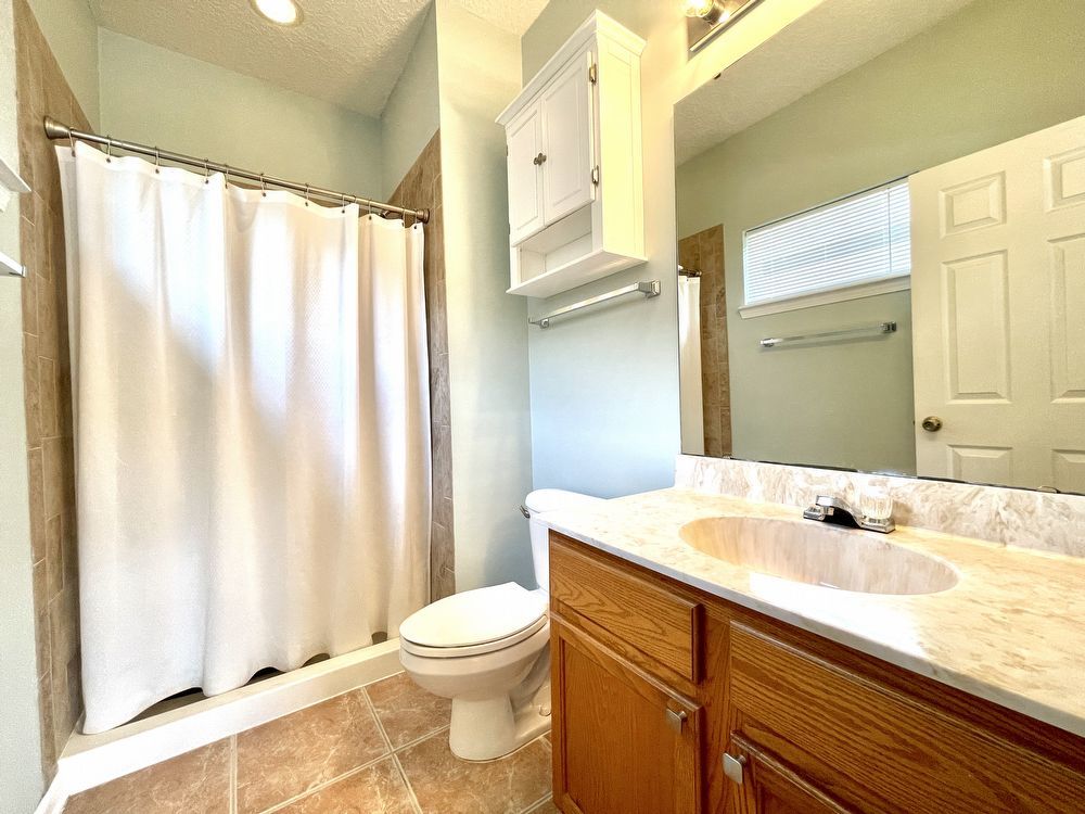 Peaceful and Bright Condo with Garage property image