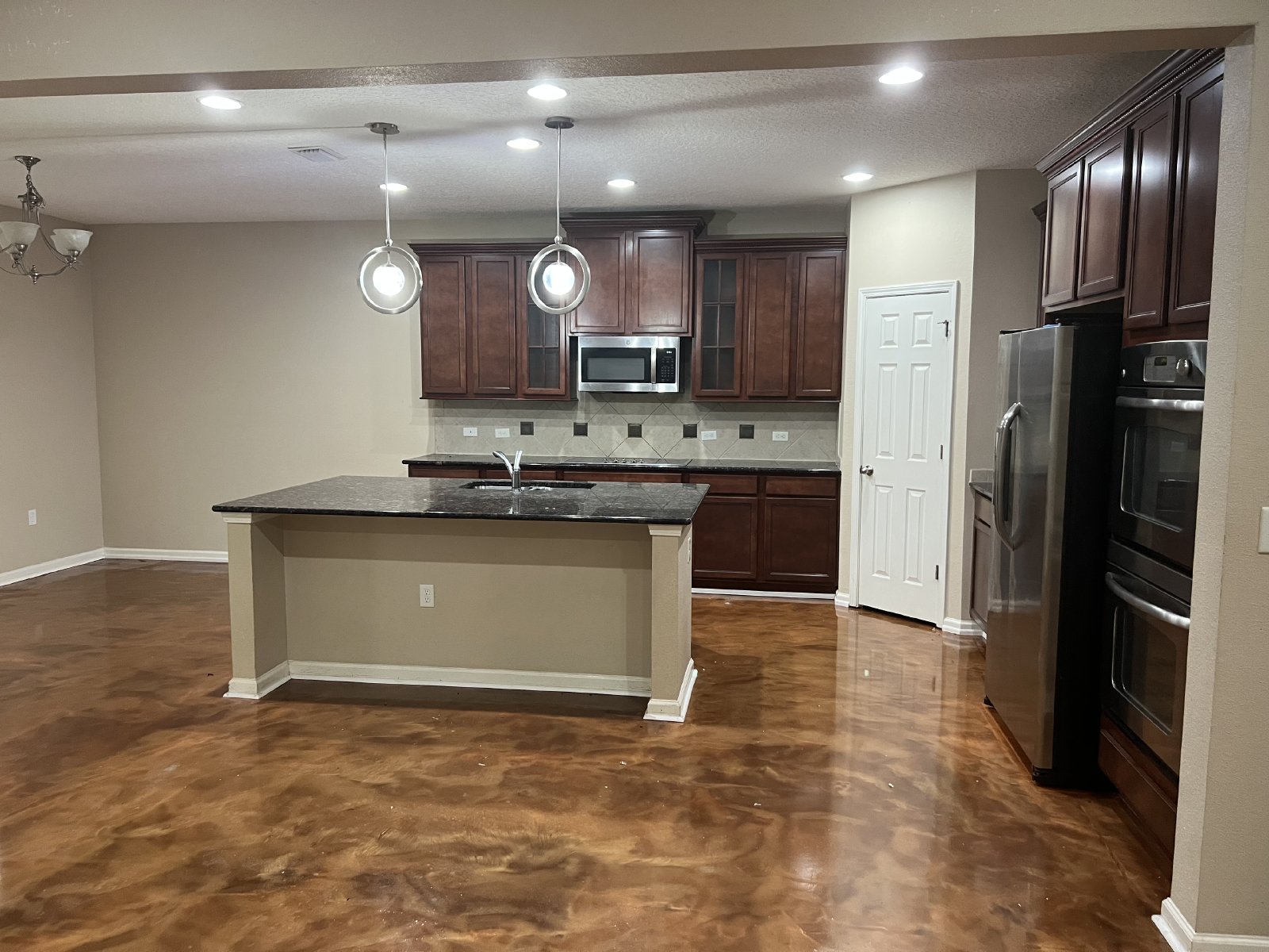 Large 3 bedroom with separate office space property image