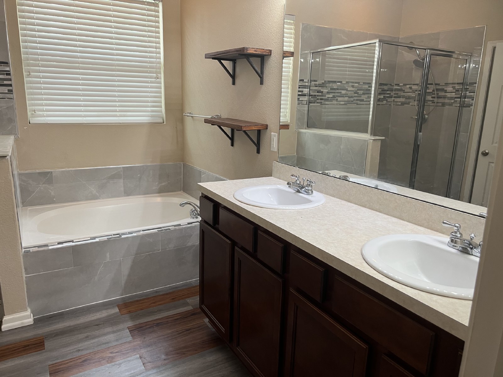 Large 3 bedroom with separate office space property image