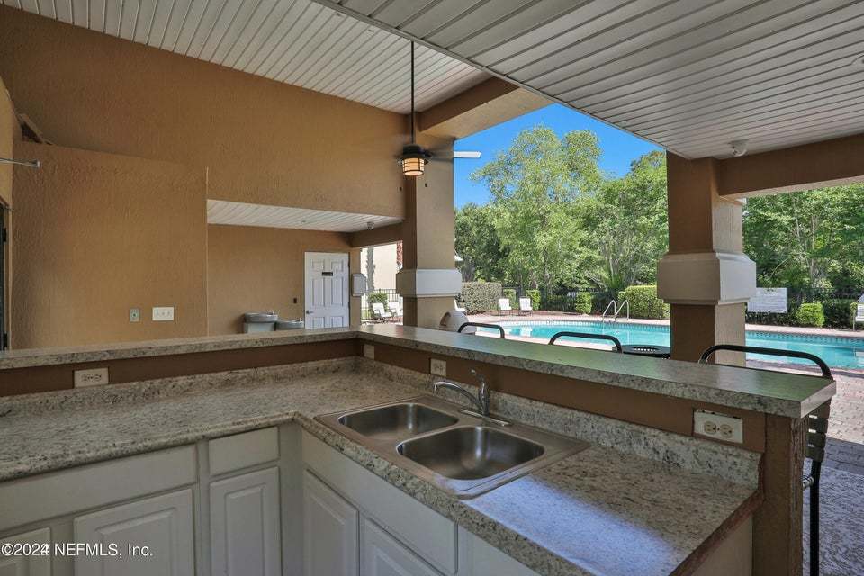 Large townhome in great location property image