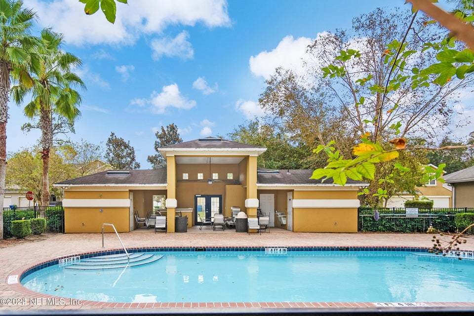 Large townhome in great location property image