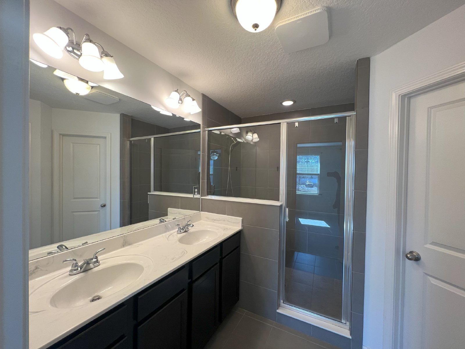 Come home to spacious living and friendly amenities in the heart of Oakleaf Plantation's gated community property image