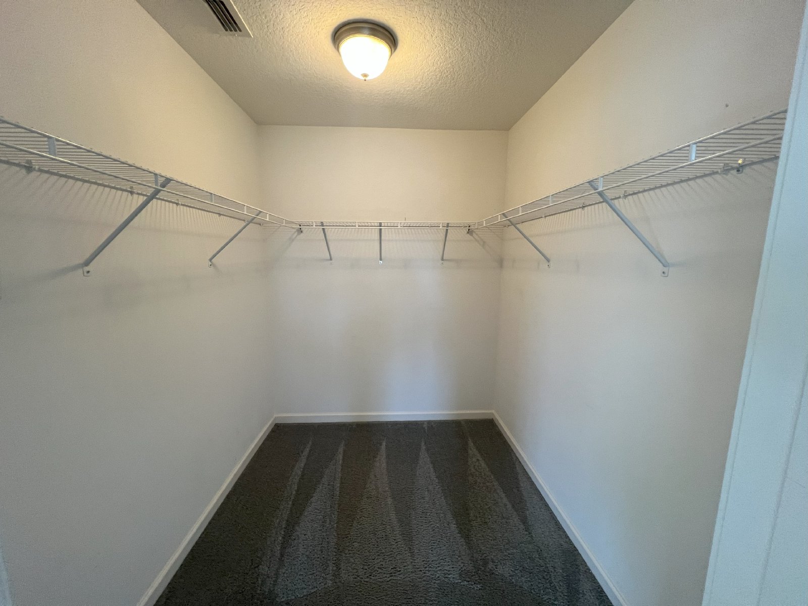 Come home to spacious living and friendly amenities in the heart of Oakleaf Plantation's gated community property image