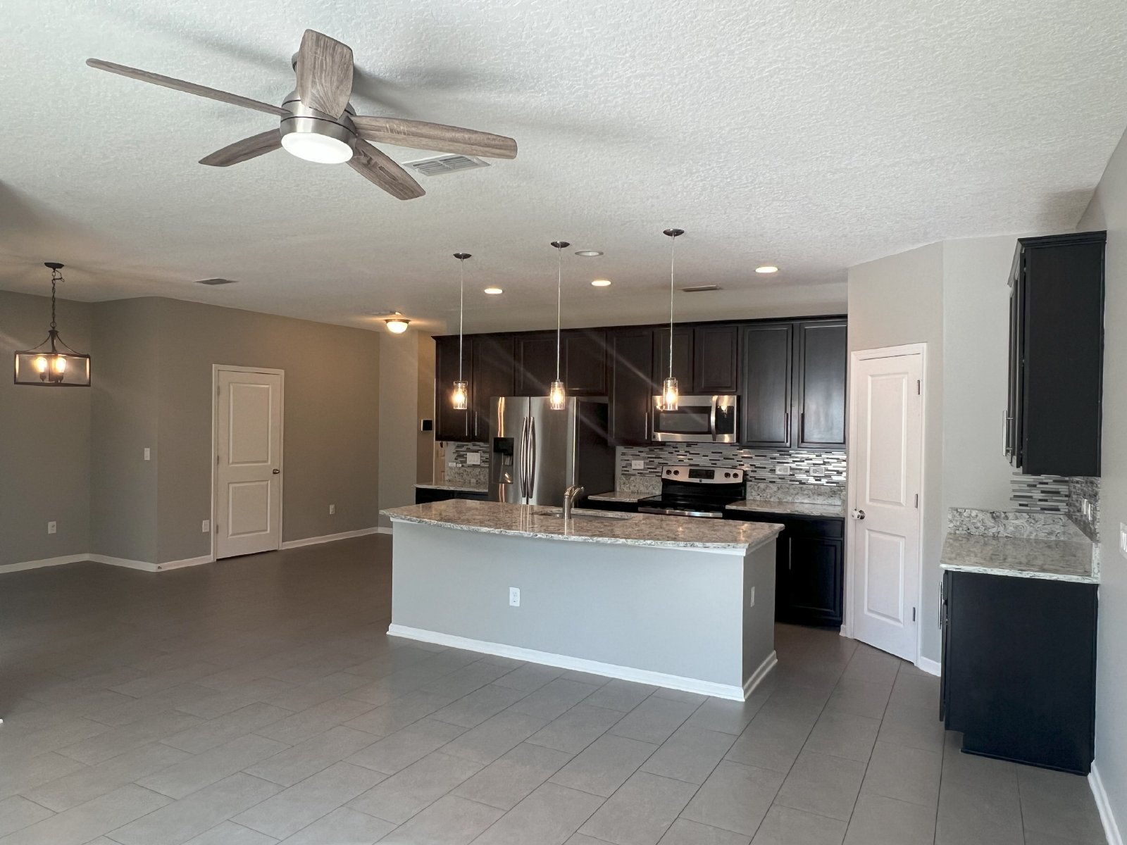 Come home to spacious living and friendly amenities in the heart of Oakleaf Plantation's gated community property image