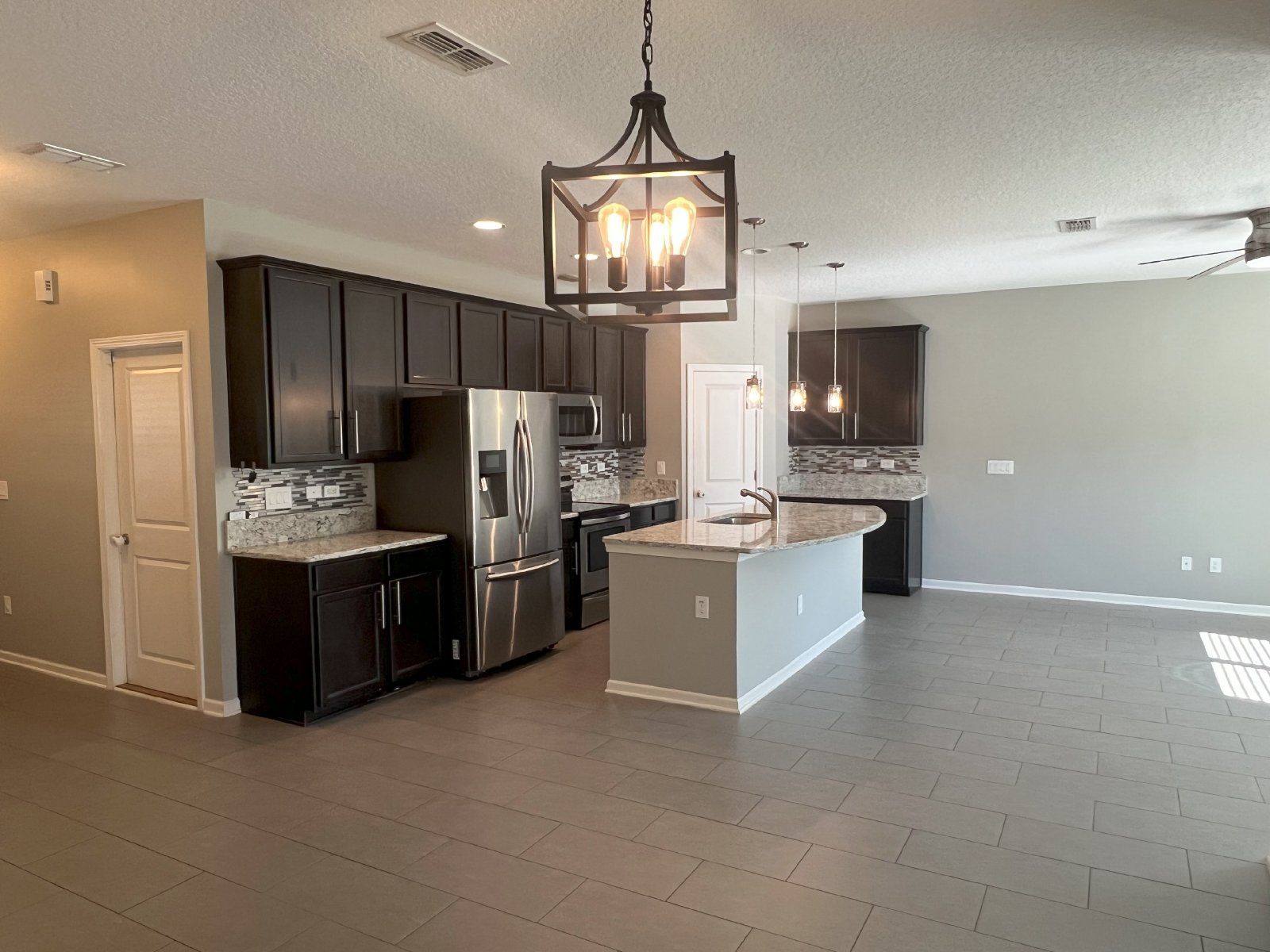 Come home to spacious living and friendly amenities in the heart of Oakleaf Plantation's gated community property image