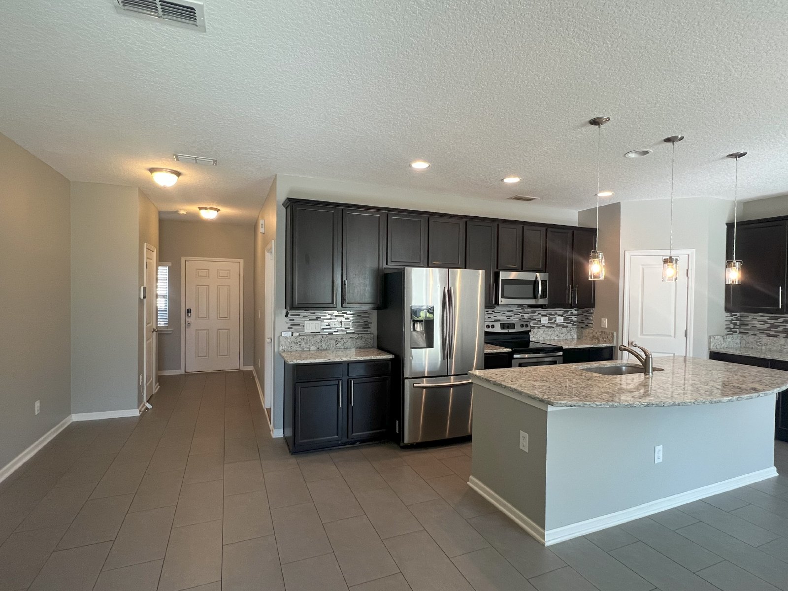 Come home to spacious living and friendly amenities in the heart of Oakleaf Plantation's gated community property image
