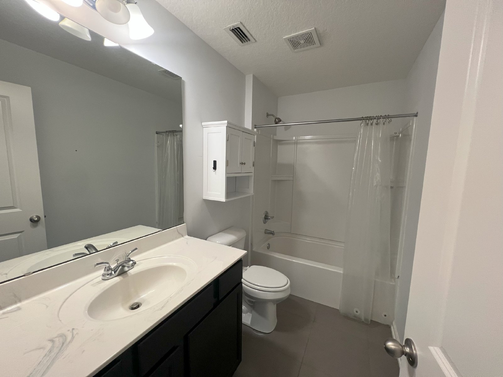 Come home to spacious living and friendly amenities in the heart of Oakleaf Plantation's gated community property image