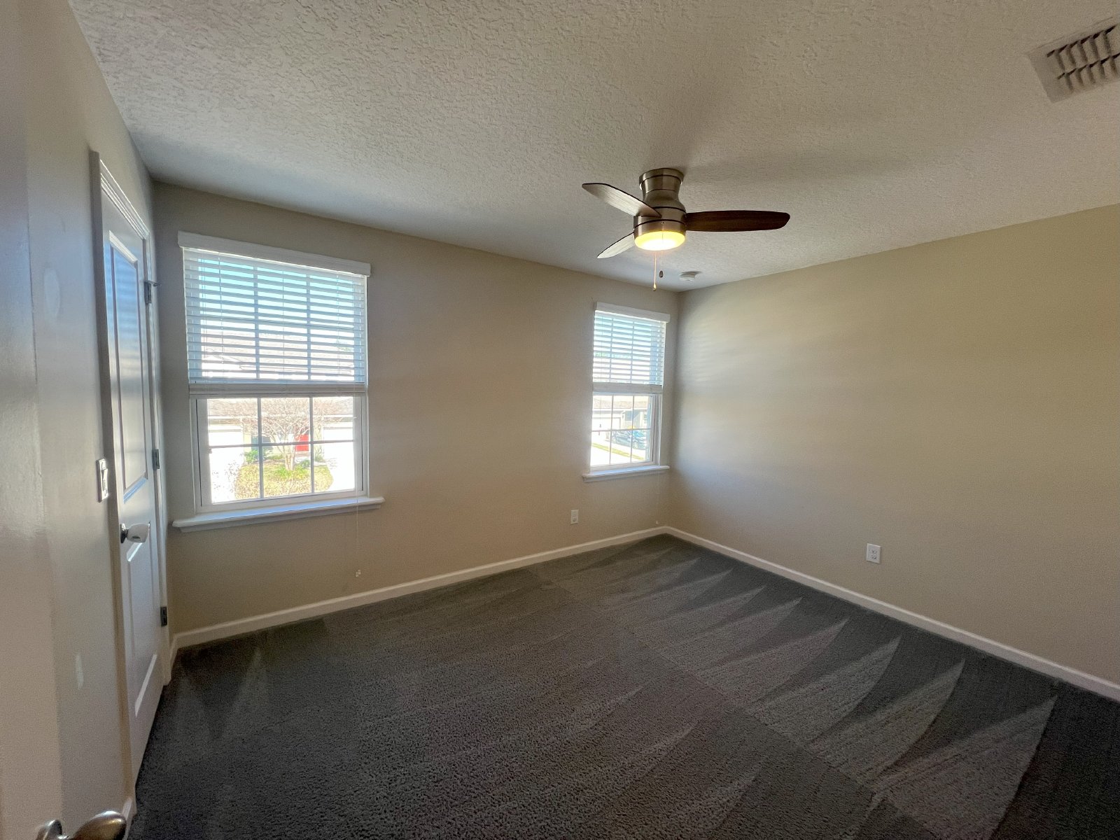 Come home to spacious living and friendly amenities in the heart of Oakleaf Plantation's gated community property image