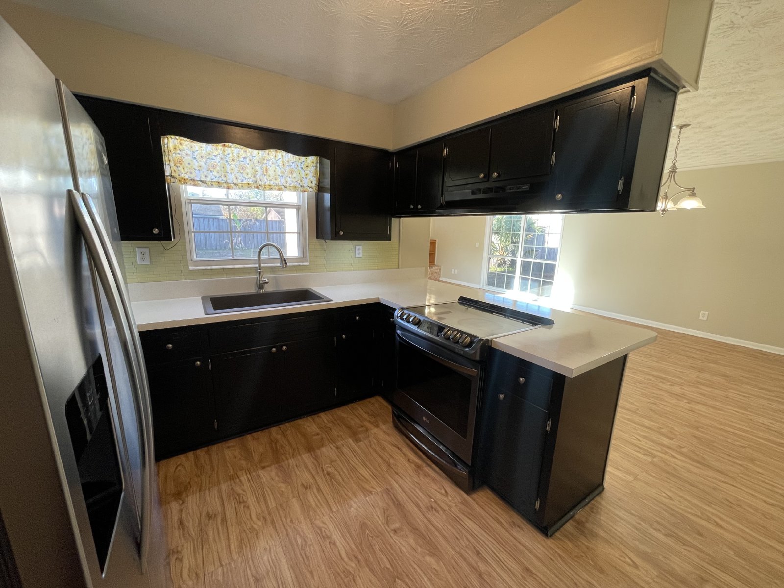 Charming 3-Bedroom Home for Rent in Orange Park with Fireplace & Solar Panels property image