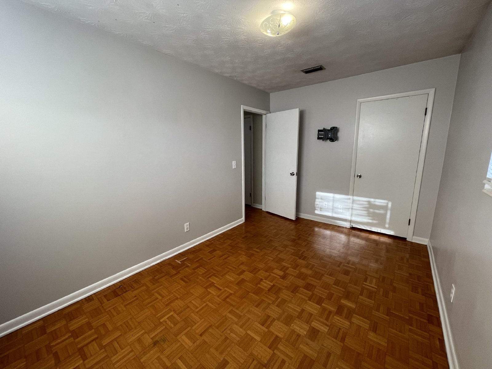 Charming 3-Bedroom Home for Rent in Orange Park with Fireplace & Solar Panels property image