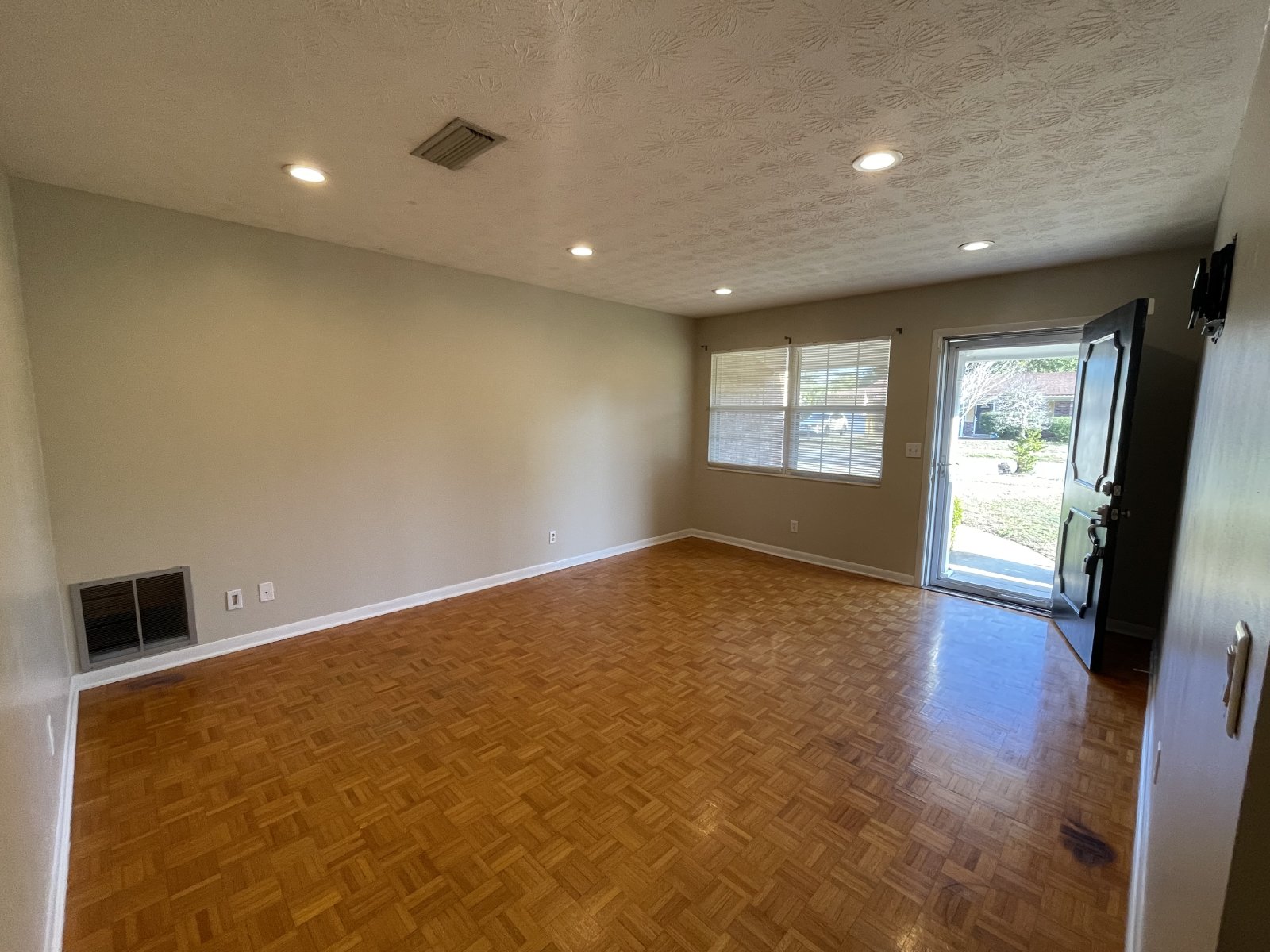 Charming 3-Bedroom Home for Rent in Orange Park with Fireplace & Solar Panels property image