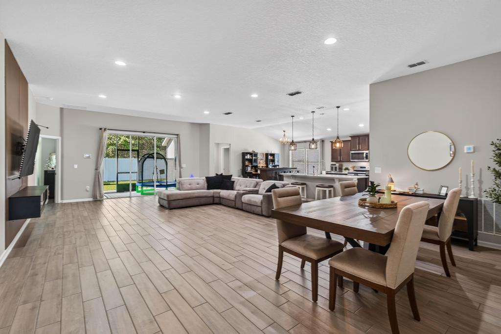 4 bedrooms 3 bathrooms - Cu-de-sac @ Alta Lakes Community - Ideal location property image