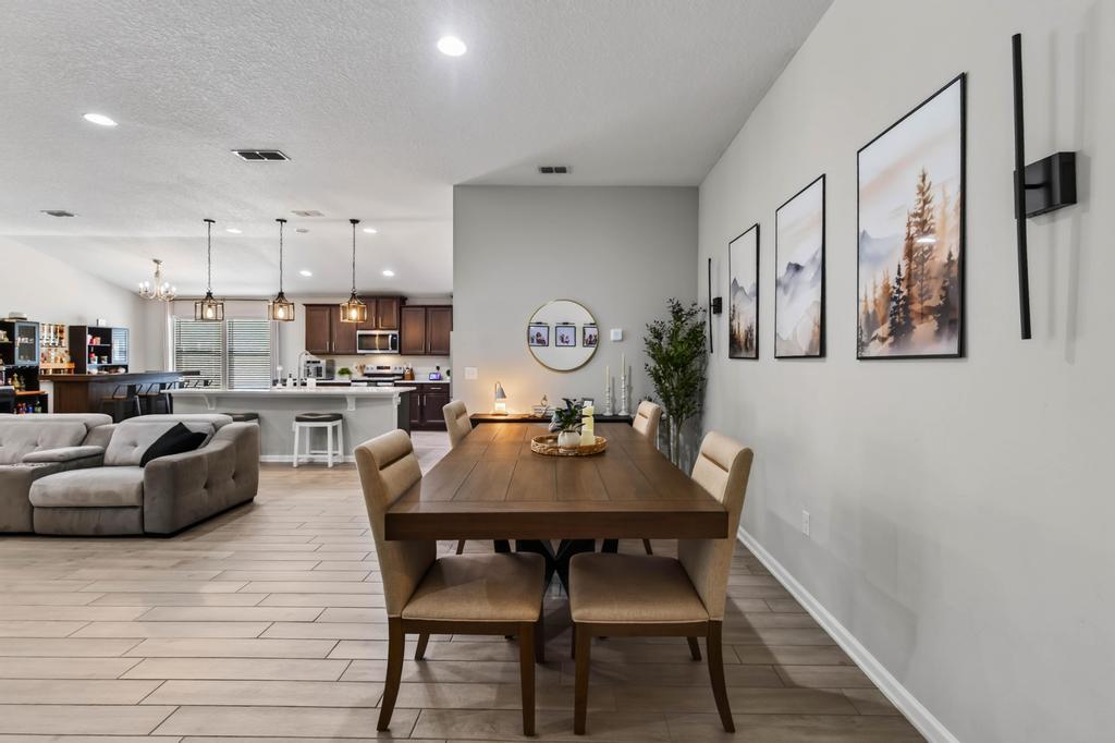 4 bedrooms 3 bathrooms - Cu-de-sac @ Alta Lakes Community - Ideal location property image