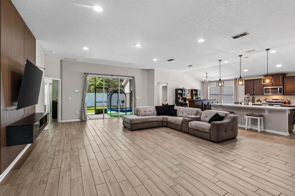 4 bedrooms 3 bathrooms - Cu-de-sac @ Alta Lakes Community - Ideal location property image