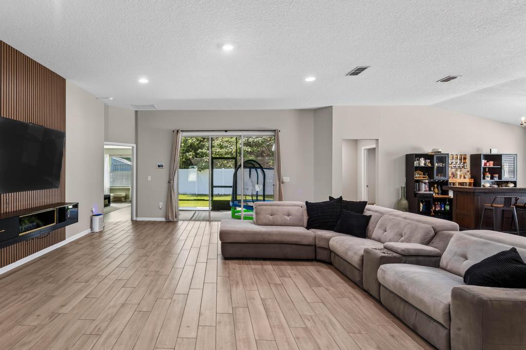 4 bedrooms 3 bathrooms - Cu-de-sac @ Alta Lakes Community - Ideal location property image
