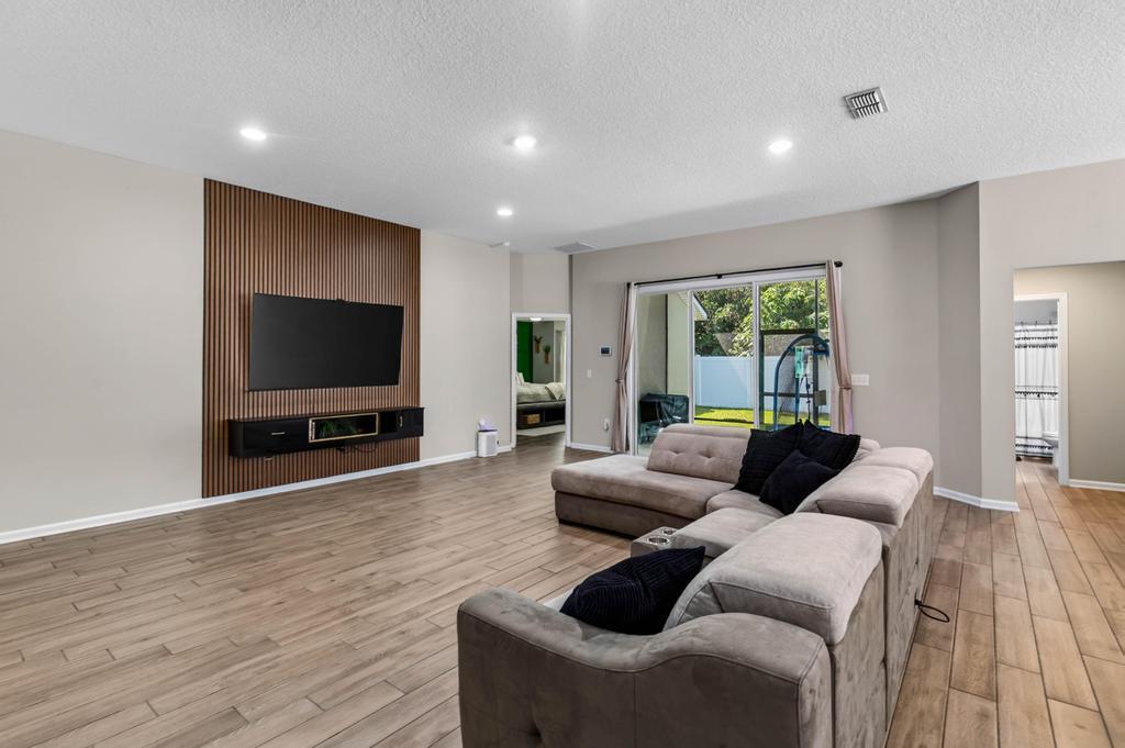 4 bedrooms 3 bathrooms - Cu-de-sac @ Alta Lakes Community - Ideal location property image