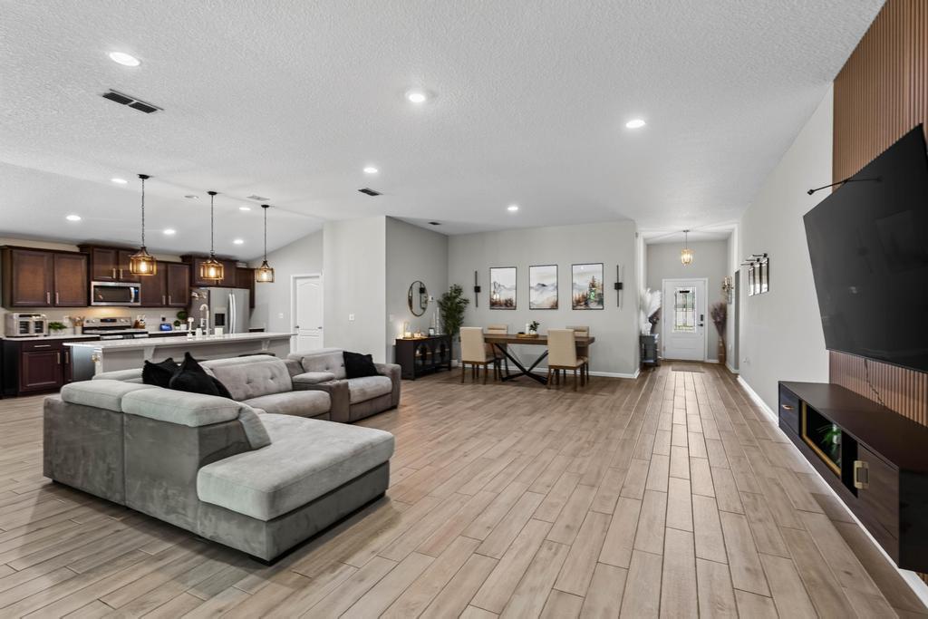 4 bedrooms 3 bathrooms - Cu-de-sac @ Alta Lakes Community - Ideal location property image