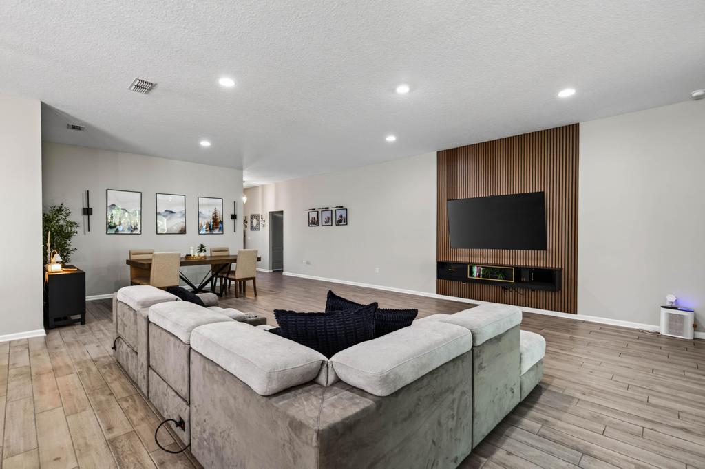 4 bedrooms 3 bathrooms - Cu-de-sac @ Alta Lakes Community - Ideal location property image