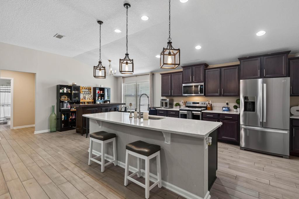 4 bedrooms 3 bathrooms - Cu-de-sac @ Alta Lakes Community - Ideal location property image