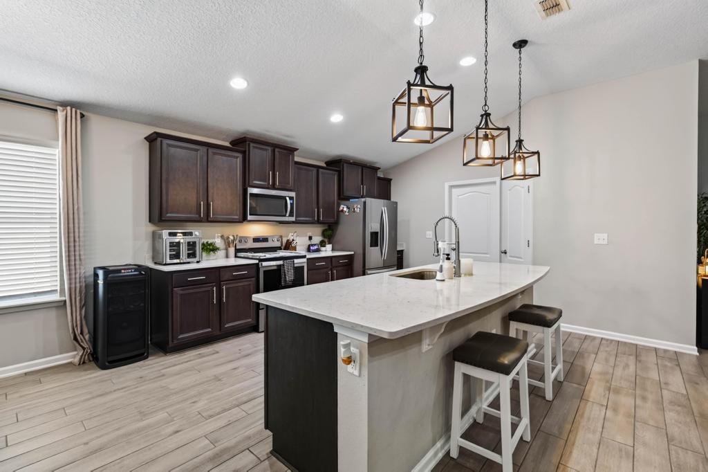 4 bedrooms 3 bathrooms - Cu-de-sac @ Alta Lakes Community - Ideal location property image
