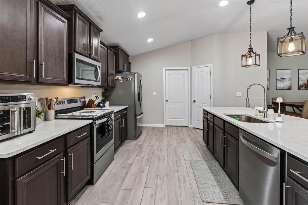4 bedrooms 3 bathrooms - Cu-de-sac @ Alta Lakes Community - Ideal location property image