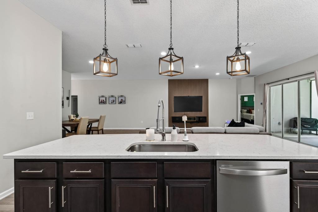 4 bedrooms 3 bathrooms - Cu-de-sac @ Alta Lakes Community - Ideal location property image