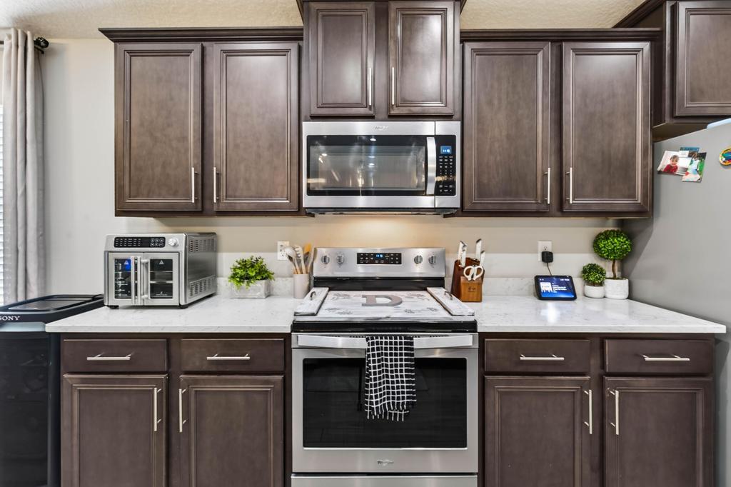 4 bedrooms 3 bathrooms - Cu-de-sac @ Alta Lakes Community - Ideal location property image
