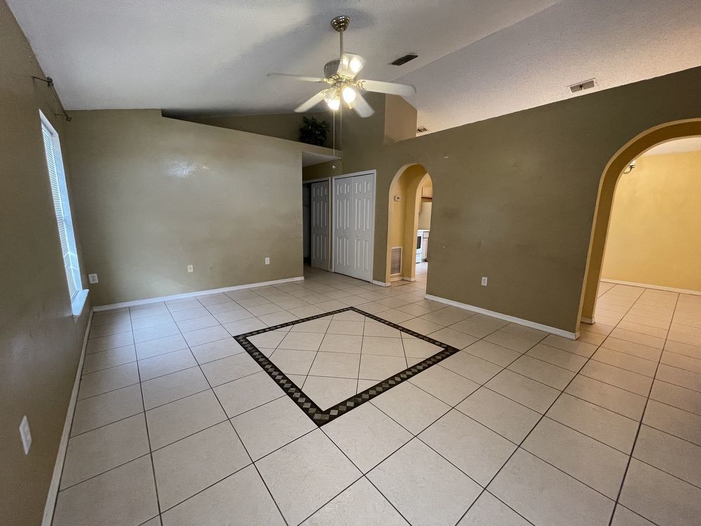 Single story 3 bed 2 bath in Arlington property image